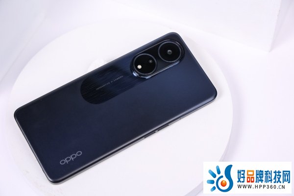 　　经典家族式跑道设计，OPPO A1现已正式开启预售