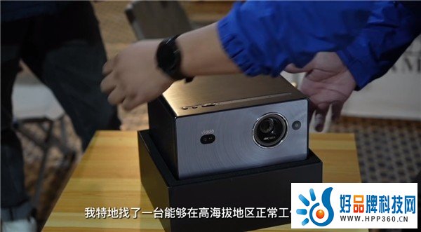 珠峰只有诗和远方？现在还可以吃火锅、唱KTV、看电影