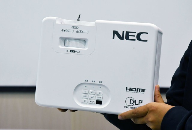 飞鱼系列注重轻巧灵动 NEC NP-CR3200HL投影机评测 