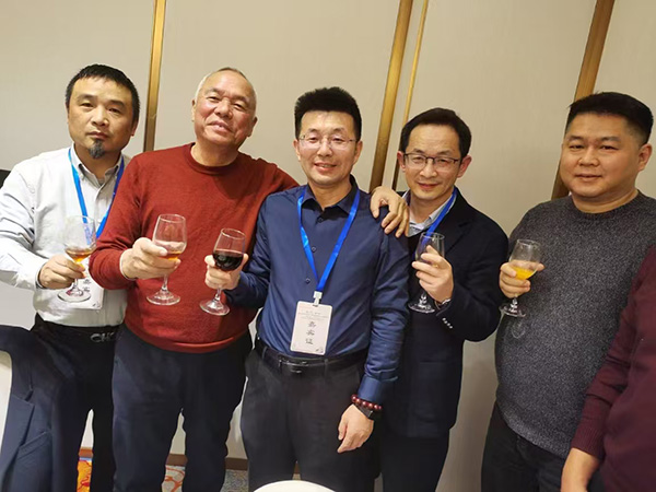 2024年“第六届范蠡商业思想大会”在绍兴举办，图中范贵宾、左图二陈荣佳