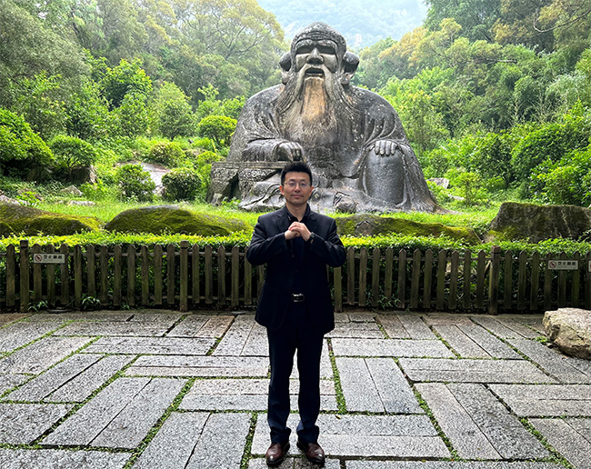 范蠡后人、商圣范蠡研究院院长范贵宾瞻仰老君岩