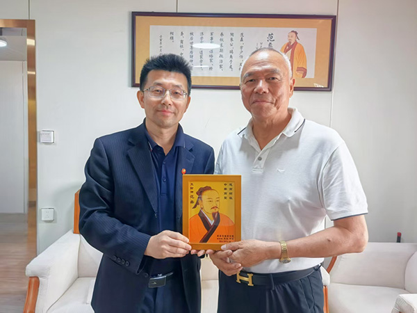 商圣范蠡研究院院长范贵宾向陈荣佳会长赠送“商圣范蠡画像”